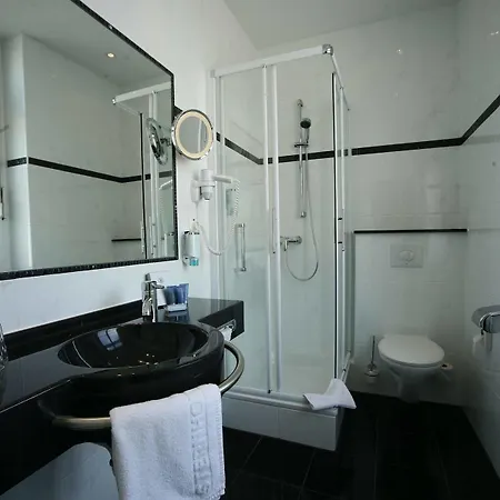 Achat Sternhotel מלון